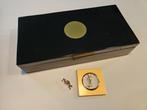 Yves Saint Laurent set (zakspiegel, broche, parfumdoos), Ophalen of Verzenden, Zo goed als nieuw, Goud, Toebehoren
