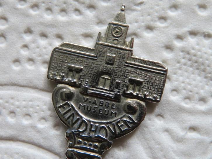 Lepeltje Van Abbemuseum te Eindhoven, Verzamelen, Porselein, Kristal en Bestek, Zo goed als nieuw, Bestek, Overige materialen