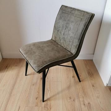 Olijfgroene Stoel met Zwarte Poten beschikbaar voor biedingen