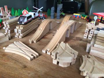 Houten Treinbaan met Elektrische Treinen beschikbaar voor biedingen