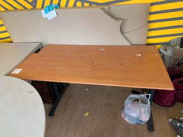 GRATIS Gebruikt bureau met houten blad