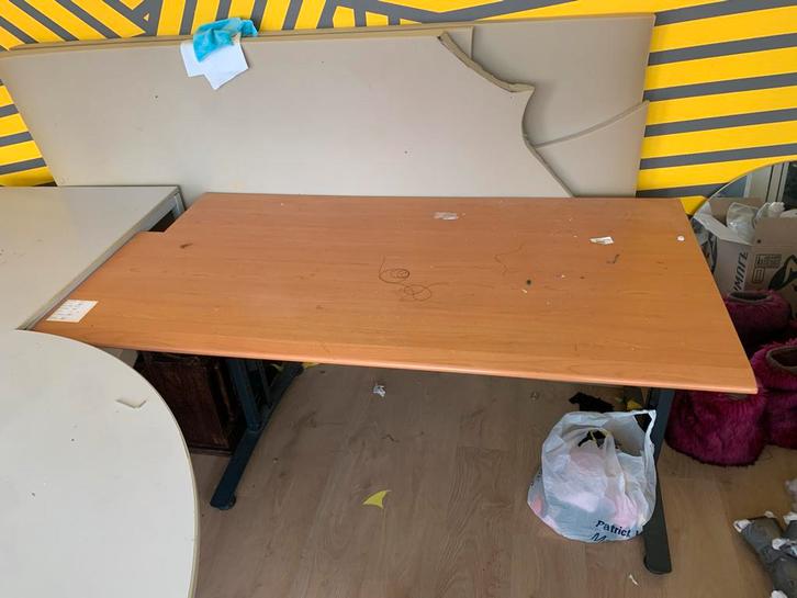 GRATIS Gebruikt bureau met houten blad, Huis en Inrichting, Bureaus, Gebruikt, Bureau, In hoogte verstelbaar, Ophalen