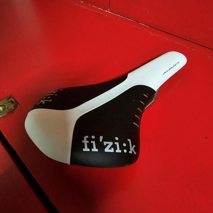 Fi'zik zadel FI ANTARES R3 KIUM ZW/WI, Fietsen en Brommers, Fietsonderdelen, Zo goed als nieuw, Racefiets, Zadel, Ophalen