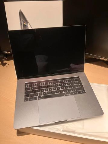 Macbook Pro 15,4 inch 2016 in zeer nette staat beschikbaar voor biedingen