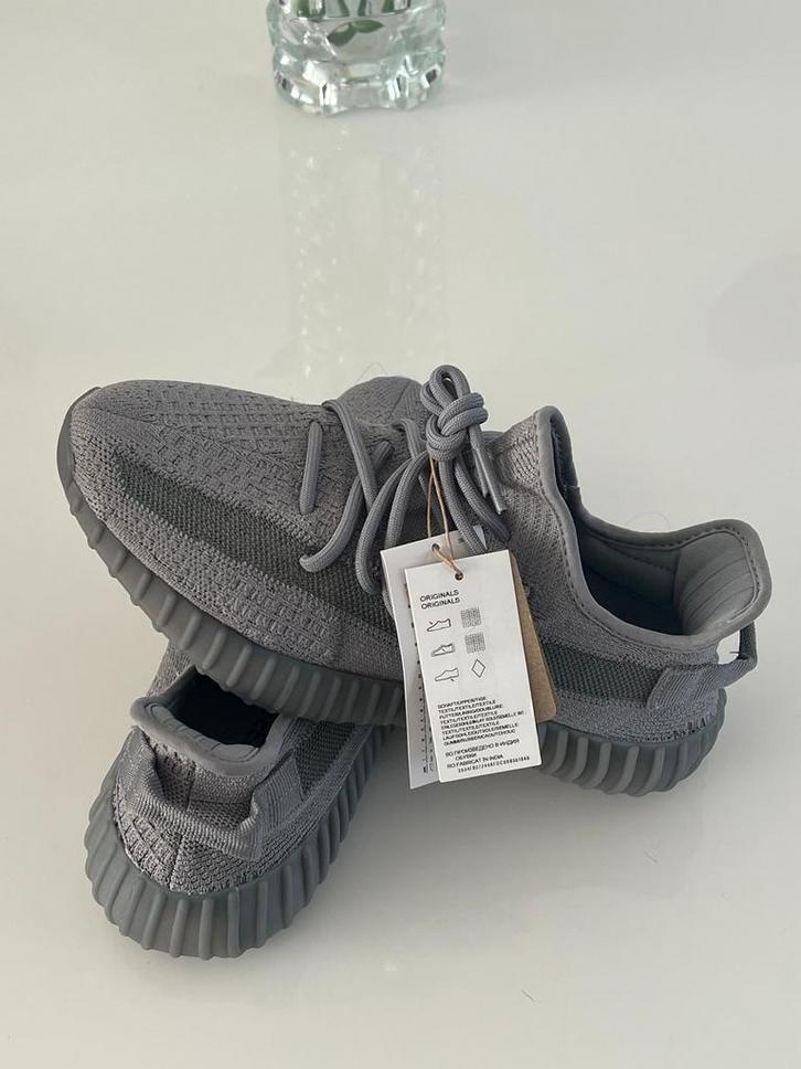 ADIDAS YEEZY 350 V2 GREY, Kleding | Heren, Schoenen, Zo goed als nieuw, Overige kleuren, Ophalen of Verzenden