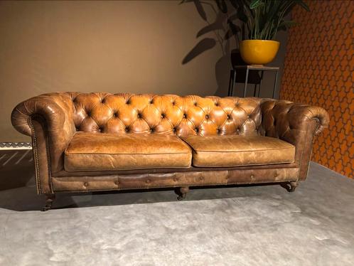 Summersale deal Chesterfield Cognac Leren Bank 2.20 breed, Huis en Inrichting, Banken | Bankstellen, Gebruikt, Rechte bank, Driepersoons