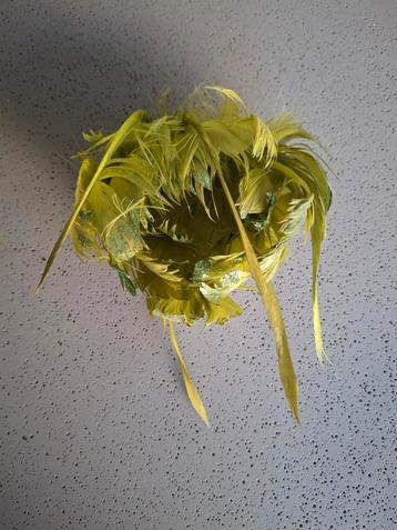 Groene veren decoratie bol  beschikbaar voor biedingen