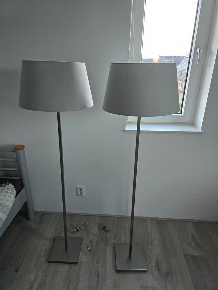 Twee Staande Lampen met Grijze Kap, Huis en Inrichting, Lampen | Vloerlampen, Gebruikt, 150 tot 200 cm, Metaal, Stof, Ophalen