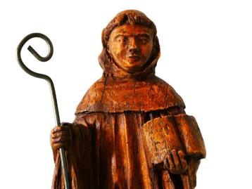 Een houtgesneden beeld van S. Benedictus. beschikbaar voor biedingen