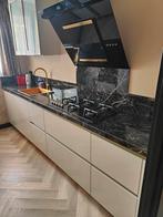 Moderne Keuken met Composiet Blad & Gouden Details, Huis en Inrichting, Ophalen, Enkelwandige keuken, Zo goed als nieuw, Greeploos