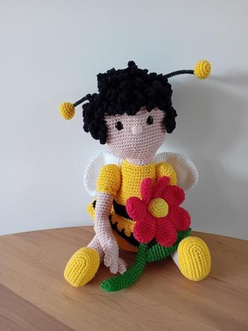 Bijtje met bloem beschikbaar voor biedingen