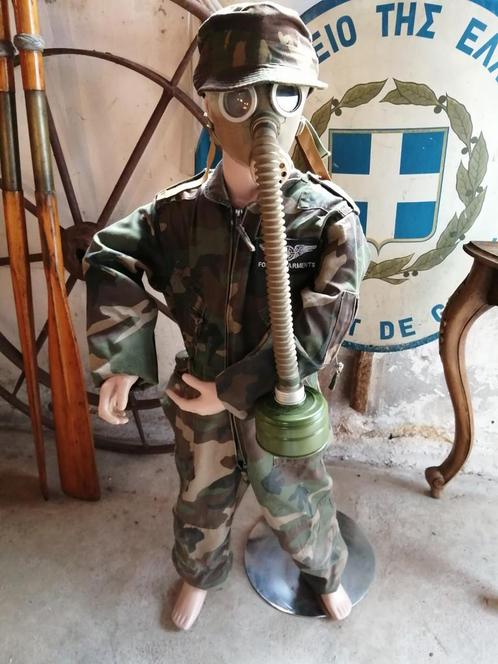 Kleding en masker topstaat het geheel is 120 cm hoog. Maat i, Verzamelen, Militaria | Algemeen, Landmacht, Kleding of Schoenen