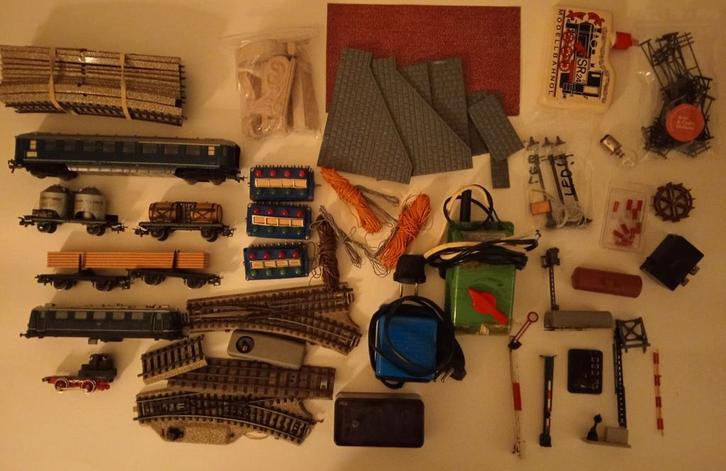 Doos met Märklin, Fleischmann knutselmateriaal. Wagons, etc., Hobby en Vrije tijd, Modeltreinen | H0, Gebruikt, Wagon, Gelijkstroom