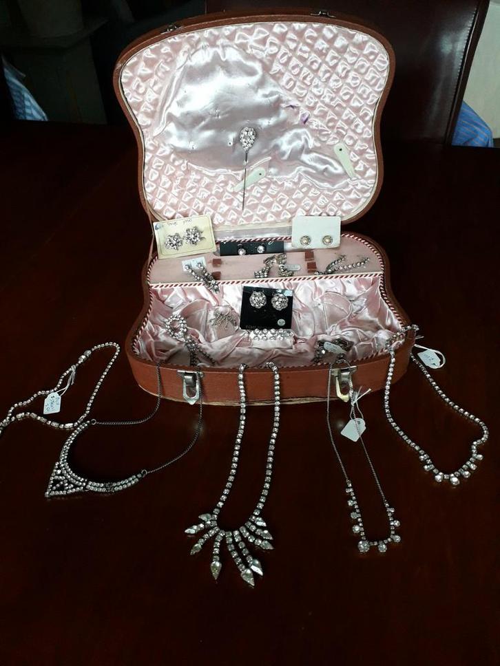 LOTJE OUDE STRASS SIERADEN( 17 stuks) met sieraden doos, Sieraden, Tassen en Uiterlijk, Oorbellen, Zo goed als nieuw, Overige materialen