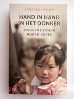 Barbara Demick -  Hand in hand in het donker    Noord Korea, Ophalen of Verzenden, Zo goed als nieuw, Barbara Demick