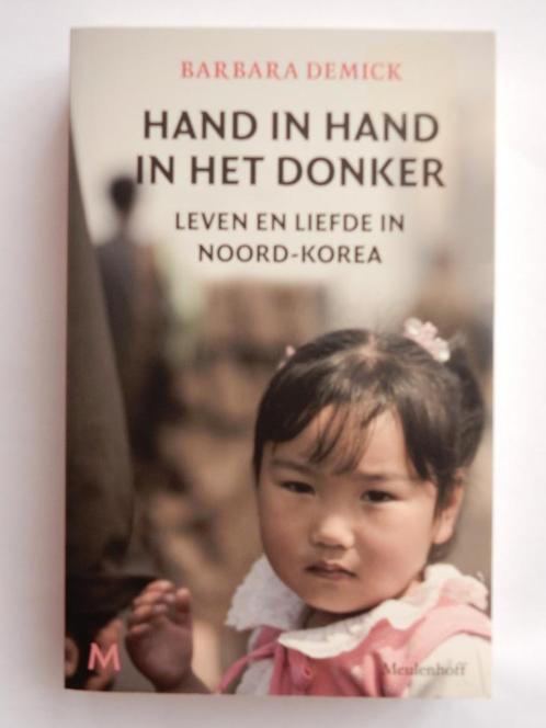 Barbara Demick -  Hand in hand in het donker    Noord Korea, Boeken, Historische romans, Zo goed als nieuw, Ophalen of Verzenden