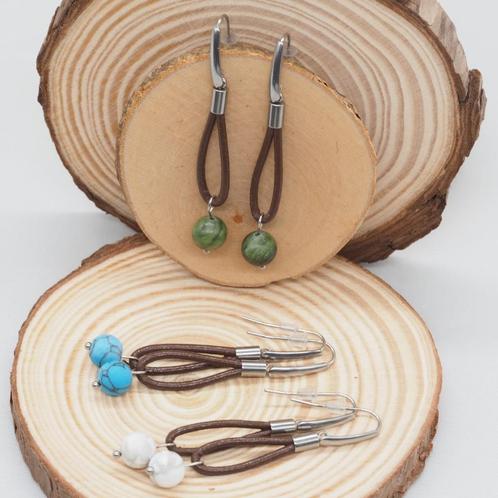 Zilverkleurige oorbellen met leer en natuursteen kralen, Sieraden, Tassen en Uiterlijk, Oorbellen, Nieuw, Hangers, Overige materialen