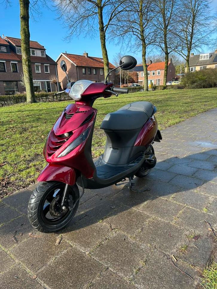 Piaggio zip 2takt 50cc brom (nette staat), Fietsen en Brommers, Scooters | Kymco, Zo goed als nieuw, Tweetakt, Ophalen