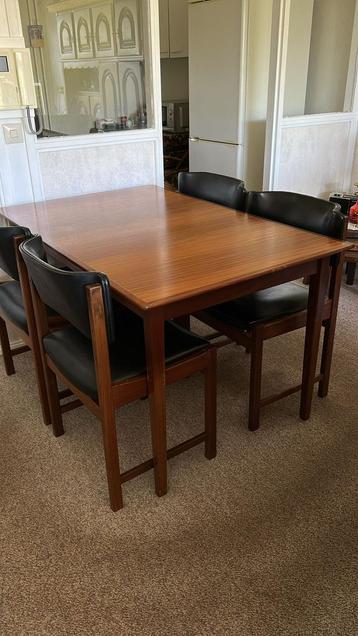 Retro Dutch/Deens design eetkamerstoelen en eettafel beschikbaar voor biedingen