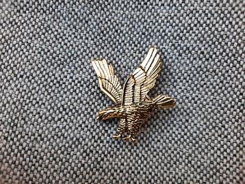 1 mooie goudkleurige pin van een adelaar te koop beschikbaar voor biedingen