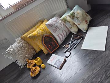 Woonaccessoires okergeel/wit  beschikbaar voor biedingen