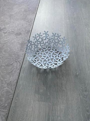 Metalen fruitschaal beschikbaar voor biedingen