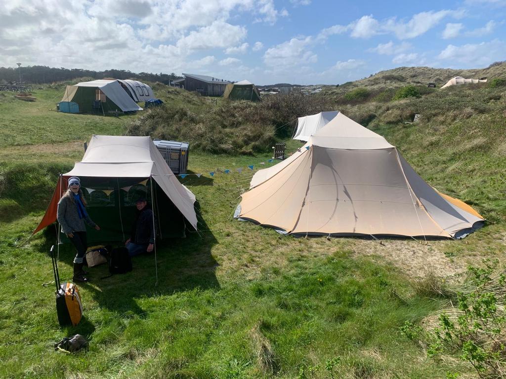 Tent en bijzettent te huur op Stortemelk Vlieland, Caravans en Kamperen, Tenten, tot en met 4, Zo goed als nieuw, Ophalen of Verzenden
