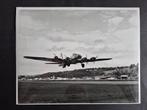 Foto van een opstijgende Boeing B-17 (F1052), Ophalen of Verzenden, Gebruikt, Kaart, Foto of Prent