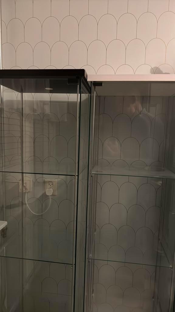 Ikea Detolf vitrinekast te koop 1x bruin., Huis en Inrichting, Kasten | Vitrinekasten, Zo goed als nieuw, 150 tot 200 cm, Minder dan 50 cm