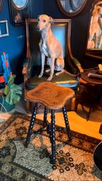 Uniek handbewerkt bijzettafeltje/krukje, Ophalen, Minder dan 55 cm, Zo goed als nieuw, Landelijk, uniek, antiek