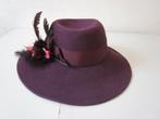 Vilten hoed, aubergine, met decoratie, Kleding | Dames, Hoeden en Petten, Ophalen of Verzenden, Gedragen, One size fits all, Hoed