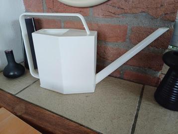 Leuke vintage witte kunstof gieter beschikbaar voor biedingen
