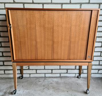 Vintage kast.  beschikbaar voor biedingen