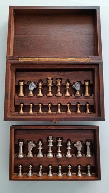 Vintage tinnen/messing schaakstukken in houten kist. beschikbaar voor biedingen