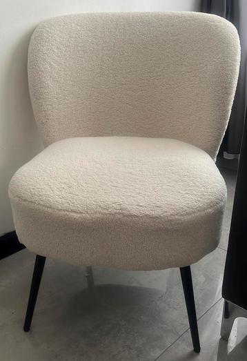 Witte, zachte stoel met zwarte poten
