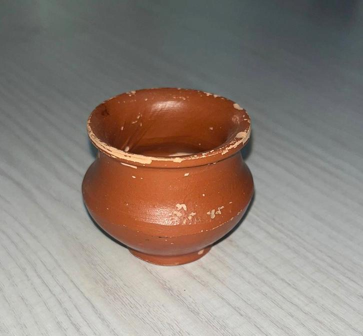 Lief klein zeer oud potje. Uit archeologische opgraving, Antiek en Kunst, Antiek | Keramiek en Aardewerk, Ophalen of Verzenden