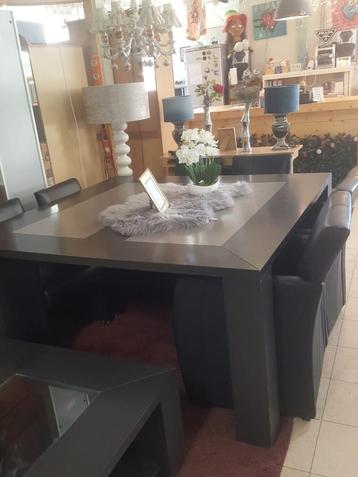 Grote eettafel  beschikbaar voor biedingen