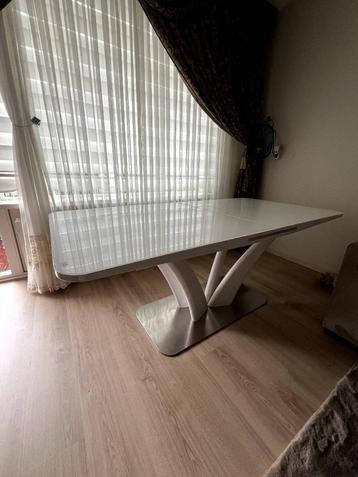 Eettafel wit uitschuifbaar beschikbaar voor biedingen