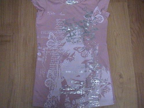C&A HERE & THERE roze t-shirt met zilveren opdruk bloem teks, Kinderen en Baby's, Kinderkleding | Maat 152, Zo goed als nieuw