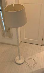 Staande lamp met lampenkap. Standaard van massief hout., Huis en Inrichting, Ophalen, Zo goed als nieuw, Hout, 150 tot 200 cm
