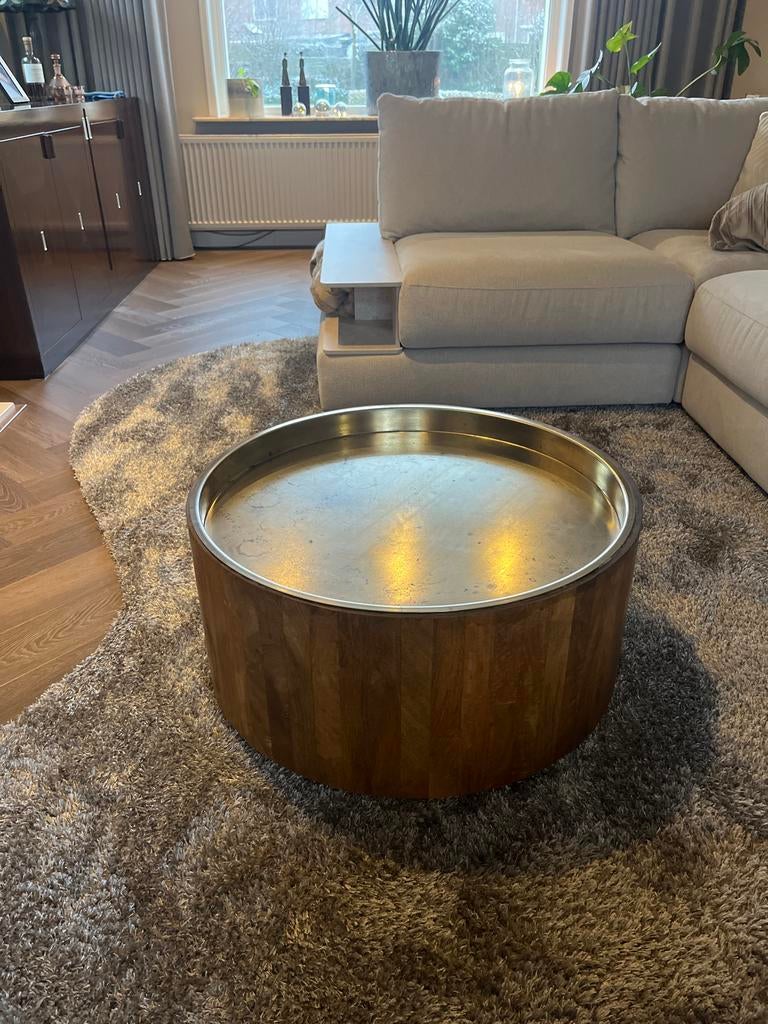 Stijlvolle salontafel van mangohout met messing accenten, Huis en Inrichting, Ophalen, Rond, 50 tot 100 cm, Zo goed als nieuw