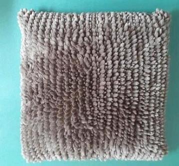 Mooi, zacht beige/taup-kleurig kussen 40 x 40 cm beschikbaar voor biedingen