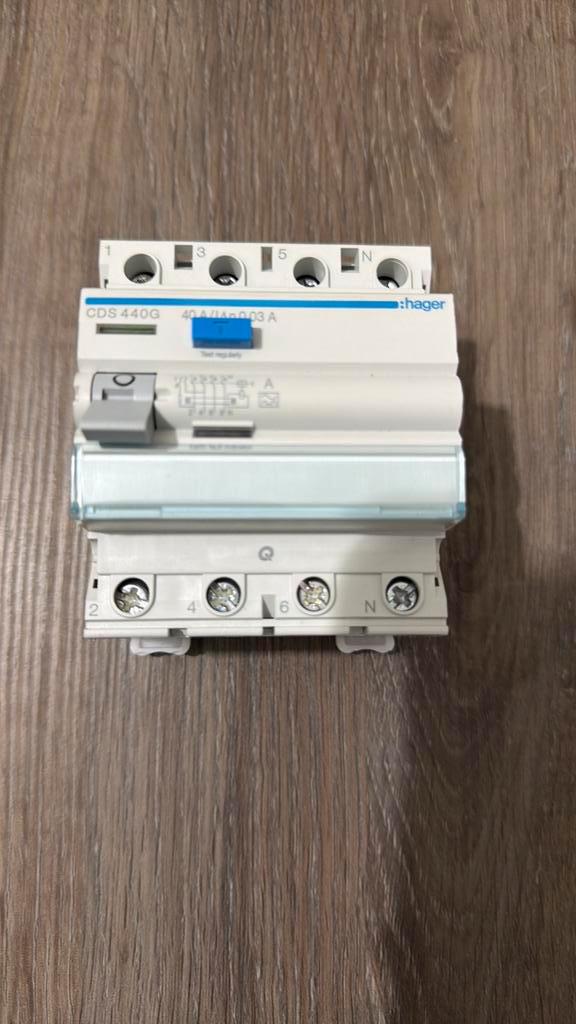 Hager Aardlekschakelaar 4-polig 40A 30mA quickbusbar CDS440G, Hobby en Vrije tijd, Elektronica-componenten, Zo goed als nieuw