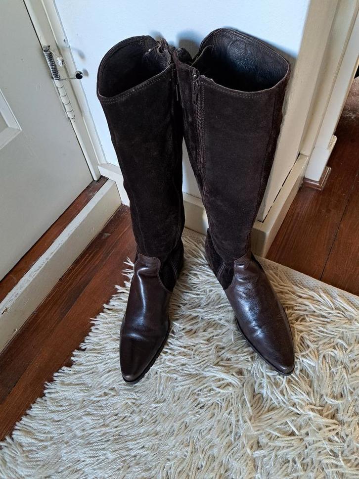 Bruine leren hoge laarzen,  profielzool, mt.40, Kleding | Dames, Schoenen, Zo goed als nieuw, Hoge laarzen, Bruin, Ophalen of Verzenden