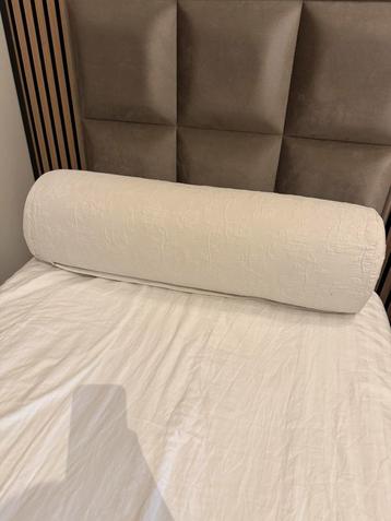 Ronde lange kussens beschikbaar voor biedingen