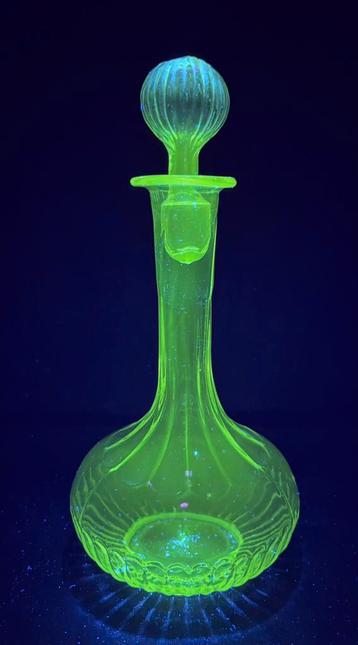 Karaf  ( mangaan glas ) beschikbaar voor biedingen