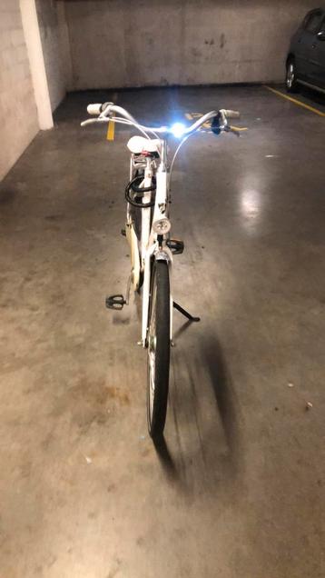 Te koop een mooie witte DamesFiets Batavus Diva 28 inch beschikbaar voor biedingen