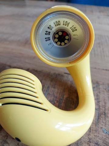 Mini Retro Gele Radio - Uniek Design! beschikbaar voor biedingen