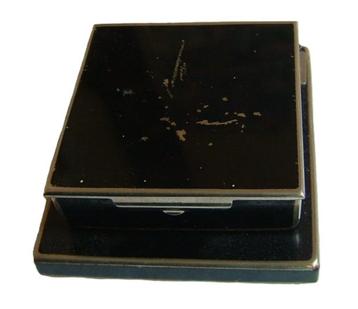Vintage jaren 60 sigaretten houder met gebruikssporen  beschikbaar voor biedingen