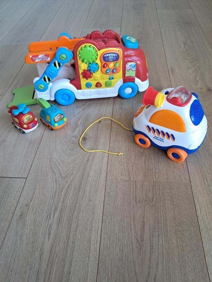 VTECH TOET TOET: AUTOAMBULANCE+2 extra autos EN POLITIEAUTO, Kinderen en Baby's, Speelgoed | Vtech, Zo goed als nieuw, 2 tot 4 jaar